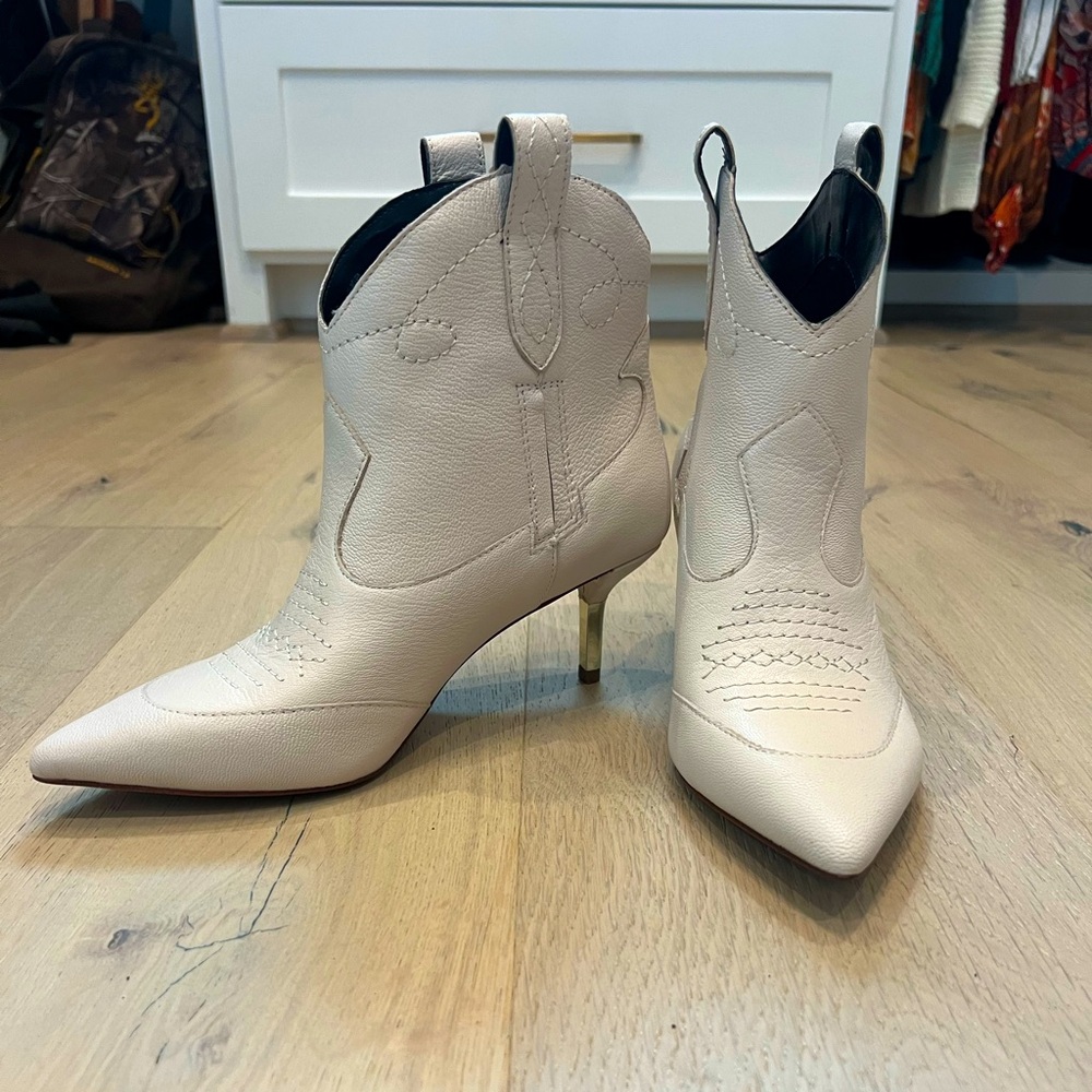 Jessica Simpson Ivory Bootie, size 6